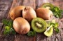 کیوی یکی از میوه های مغذی و در عین حال کم کالری است. گوشت سبز این میوه سرشار از مواد مغذی و ویتامین‌هایی است که بدن ما به خصوص در فصل سرما به آن‌ها نیاز بیشتری دارد.

