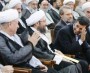 به هنگامی که احمدی نژاد بر روی صندلی نشست، با هاشمی رفسنجانی سلام و احوال پرسی ای کرد که می توان آن را «گرم» ارزیابی کرد. وی در عین حال از روی صندلی اش نیم خیز ...