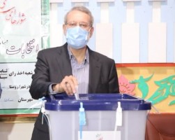 علی لاریجانی رای خود را در ساری به صندوق انداخت / متعلق به مازندران هستم