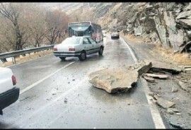 مرگ ۲ مسافر نوروزی بر اثر سقوط سنگ در جاده چالوس