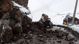 برف و باران و ریزش سنگ در انتظار جاده های شمال