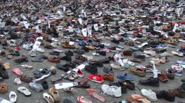 مراسم یادبود شهدای کودک غزه با چیدن هزاران کفش کودکانه در آمستردام هلند