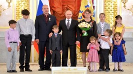 تاکید پوتین بر فرزندآوری زوج‌های جوان روسی