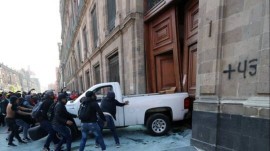 معترضان مکزیکی به کاخ ریاست‌جمهوری هجوم بردند