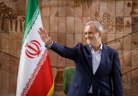 ما با قدرت و عزت مذاکره می کنیم و با ذلت سر خم نمی کنیم. من به مذاکره و صلح اعتقاد دارم ولی اینگونه مذاکره نمی کنیم که ما را تهدید کنند و اسلحه طرف ما بگیرند تا هر چی بخواهد به دست آورد و ما تسلیم شویم.....