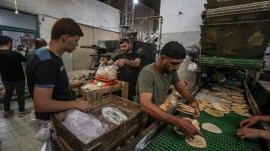 سرانجام پخت نان در غزه از سر گرفته شد + تصاویر