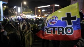کاندیدای ریاست جمهوری کلمبیا حین سخنرانی هدف گلوله قرار گرفت