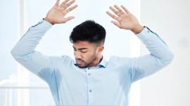 تعریق در طب سنتی؛ از تأثیر مزاج تا نقش گیاهان در کاهش بوی بدن