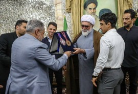 اهدای مدال رحمان عموزاد به موزه آستان قدس رضوی