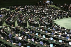 بررسی بازار کالاهای اساسی و نوسانات ارزی در نشست غیرعلنی مجلس