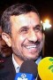 احمدی‌نژاد به مزاح گفت: امروز دوستان درخواست ارز و پول کردند و من به آنها گفتم حاضرم خودم را به فروش و مزایده بگذارم و ارز آن را برای فعالیت‌هایتان بدهم.