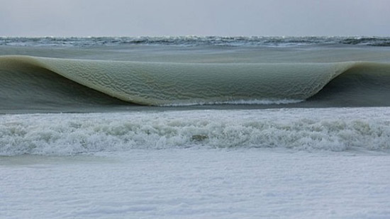  وقتی موج‌های دریا یخ می‌زنند! +عکس 