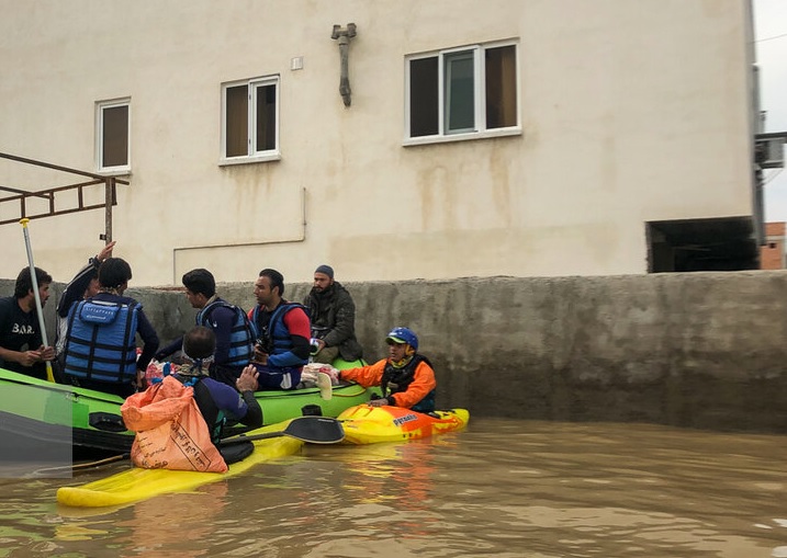 کمک ملی پوشان قایقرانی به مردم سیل زده «آق قلا»