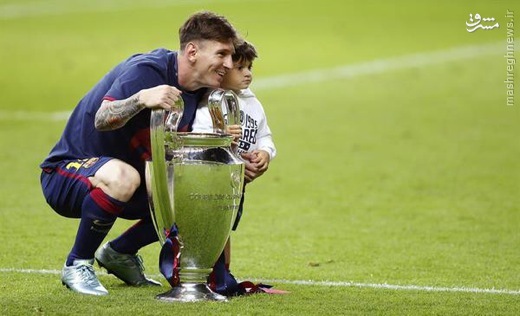 عکس یادگاری مسی و پسرش با جام قهرمانی اروپا