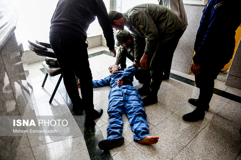 نتیجه تصویری برای عکس/ غَش‌کردن مفسد اقتصادی در دادگاه