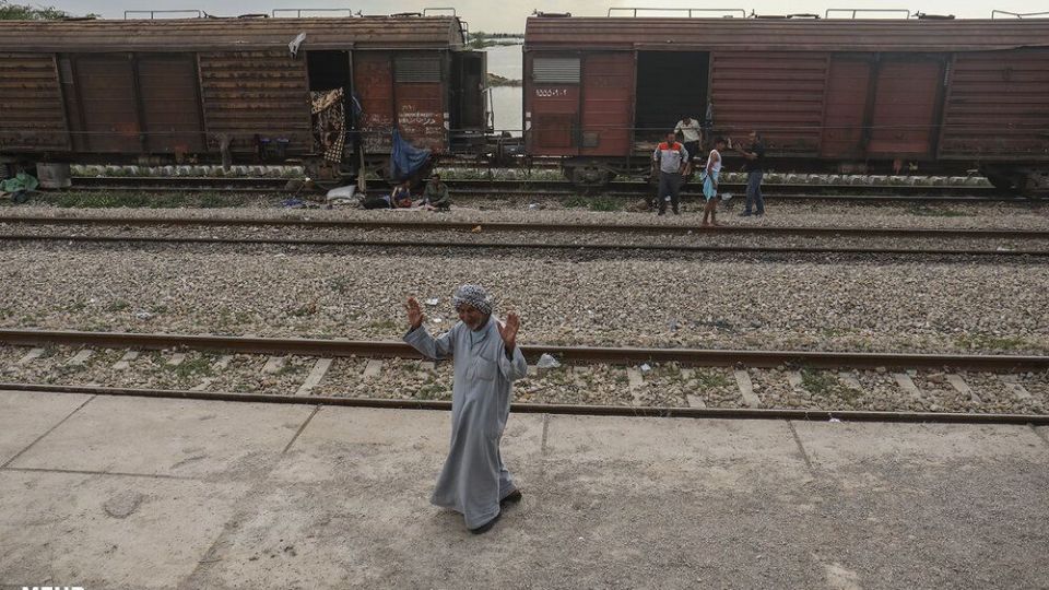 زندگی سیل زدگان در واگن های قطار