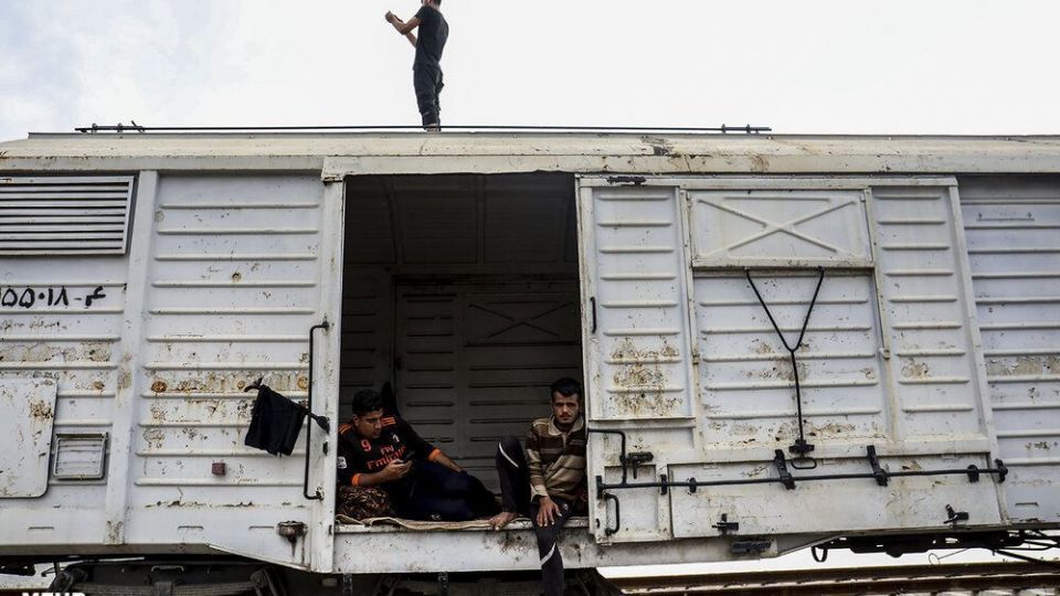 زندگی سیل زدگان در واگن های قطار