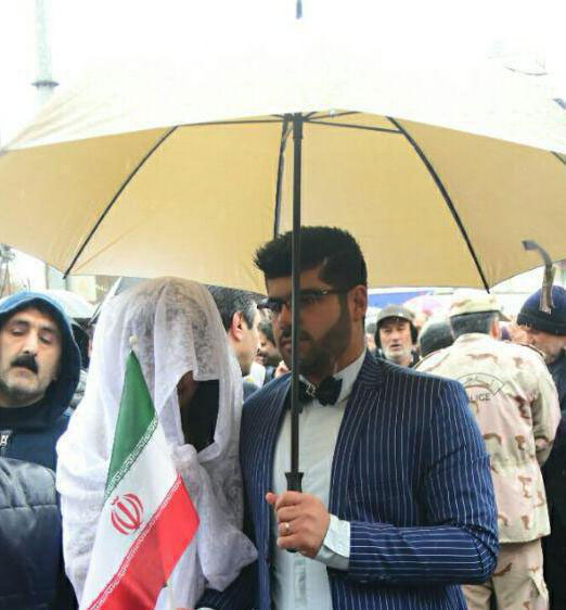 عروس و داماد ساروی در راهپیمایی 22 بهمن