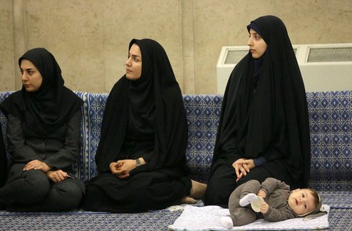تصاویر: ملاقات مادر نخبه و نوزادش با رهبرانقلاب