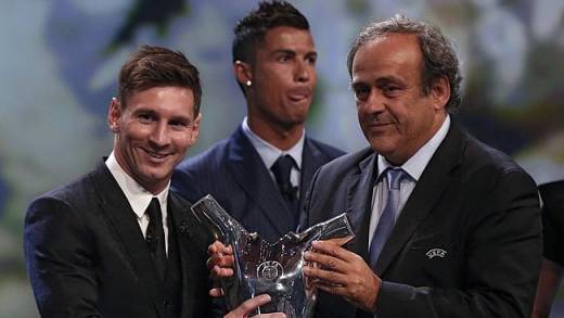عکس/ واکنش رونالدو به اهدای جایزه بهترین بازیکن اروپا به مسی