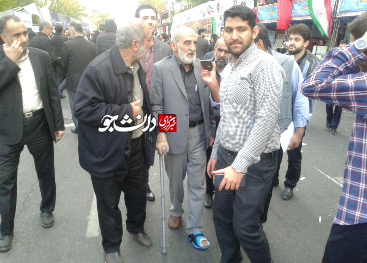 حضور متفاوت حسین شریعتمداری در راهپیمایی ۱۳ آبان +عکس