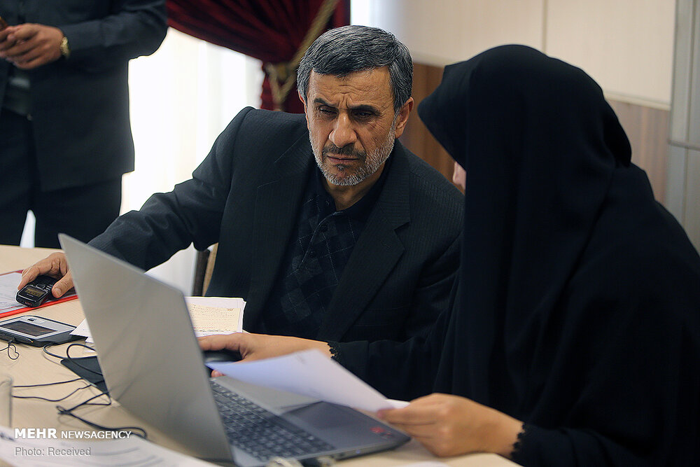 عکس: محمود احمدی نژاد در حال ثبت دارایی هایش