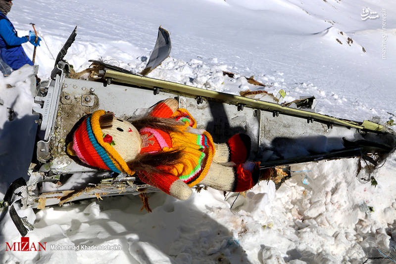 پیدا شدن یک عروسک در میان قطعات هواپیمای تهران - یاسوج