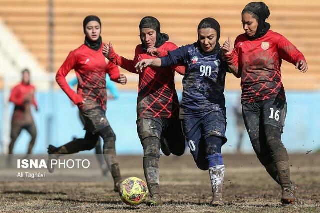 فوتبال بازی کردن زنان در لیگ برتر وسط باتلاق