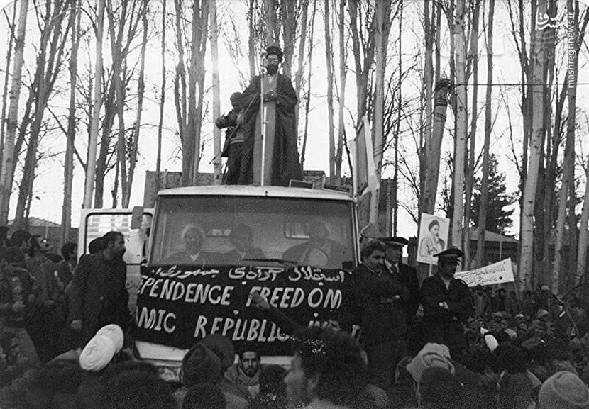 عکس: سخنرانی رهبر انقلاب در تظاهرات علیه رژیم پهلوی