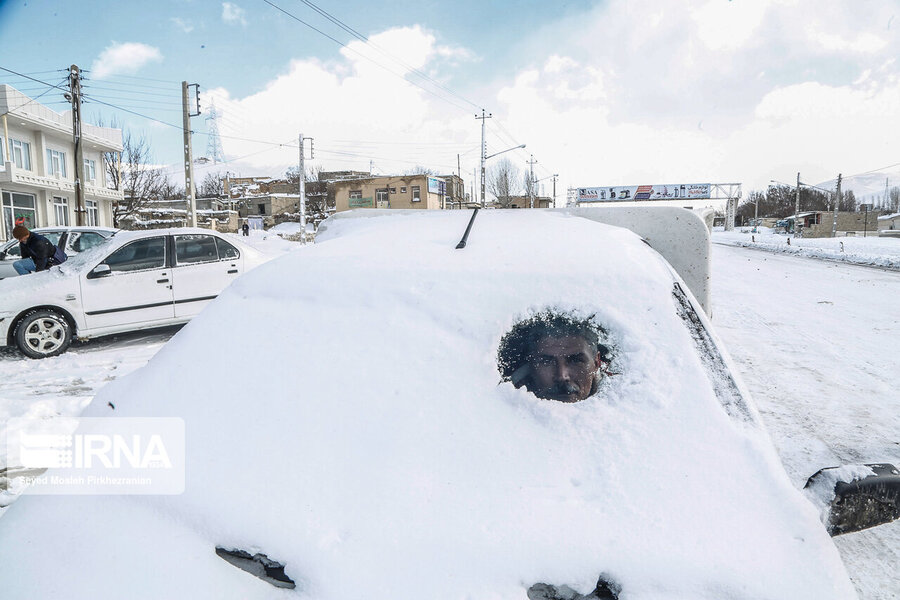 عکس: خلاقیت یک راننده خسته در برف