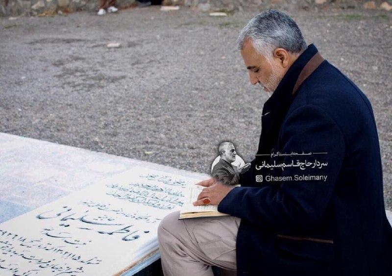 تصویری کمتر دیده شد از حاج قاسم سلیمانی بر سر مزار مادرشان