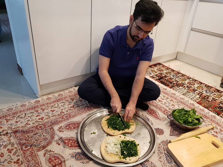 وزیر جوان مشغول آشپزی برای خانواده +عکس