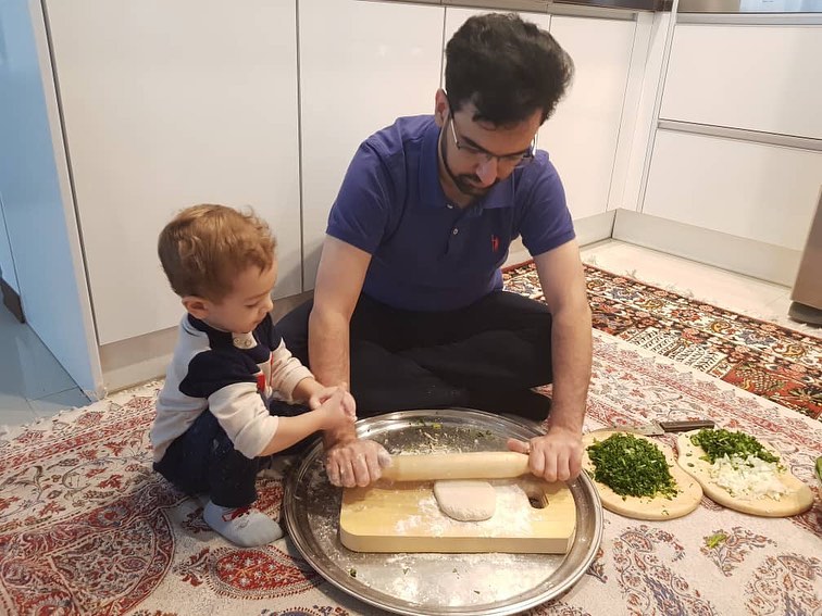وزیر جوان مشغول آشپزی برای خانواده +عکس