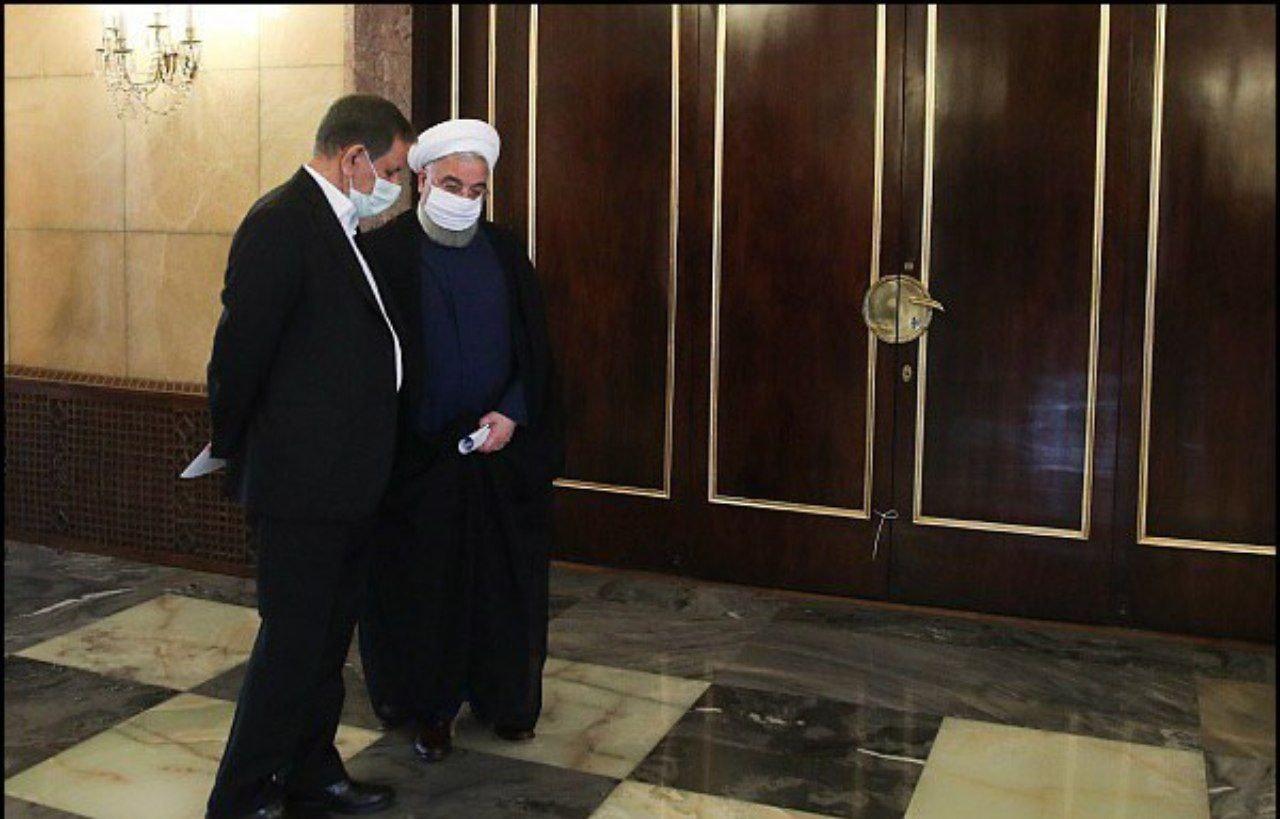 عکس: گفتگوی روحانی و جهانگیری با ماسک در حاشیه جلسه دولت