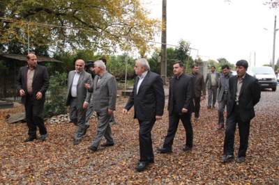 حضور استاندار مازندران در گلزار شهداي قراخيل قائمشهر و اداي احترام به 44 شهيد اين روستا