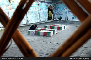 اِبراز احساسات یکی از حاضرین در استقبال از کاراوان  30 شهید گمنام غواص در مازندران