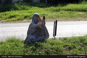 اِبراز احساسات یکی از حاضرین در استقبال از کاروان  30 شهید گمنام غواص در مازندران