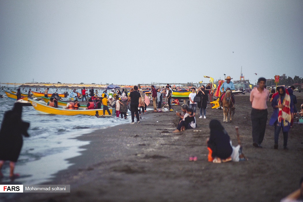  رعایت نکردن  فاصله‌گذاری اجتماعی و استفاده‌نکردن از ماسک در ساحل بابلسر باعث شیوع بیشتر کرونا می‌شود