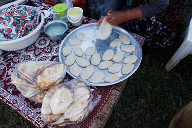 پخت نان محلی كولاس در روستای تمل 
