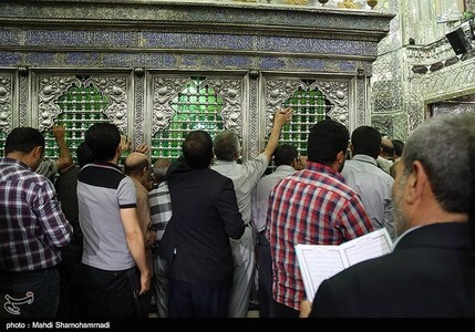 تصاویر/ تعویض پرچم گنبد حرم حضرت عبدالعظیم حسنی(ع)