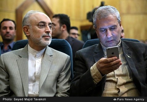 عکس/ گوشی موبایل علی ربیعی وزیر کار