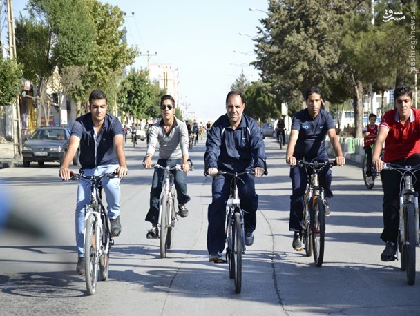 عکس/ نماینده مجلس سوار بر دوچرخه