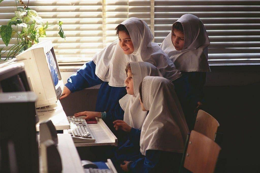 تصویری از اولین کامپیوتر‌ها در مدارس ۱۳۷۶