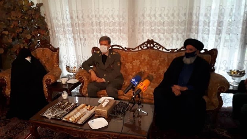 عکس: حضور وزیر دفاع در منزل شهید فخری‌زاده