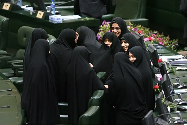 زنان، بی تحرک ترین نمایندگان بهارستان نهم/ چرا زنان در مجلس سکوت می کنند؟