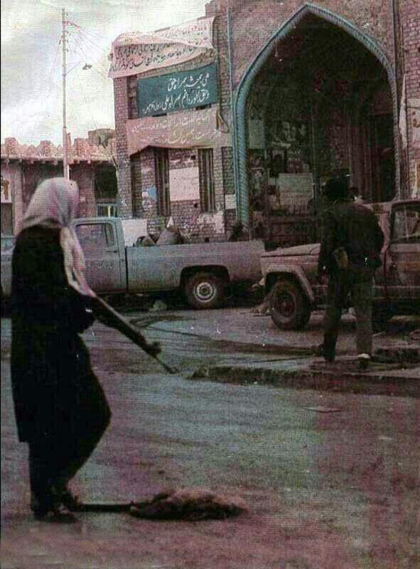 عکس/ بانوی ایرانی اسلحه به دست در دفاع از خرمشهر