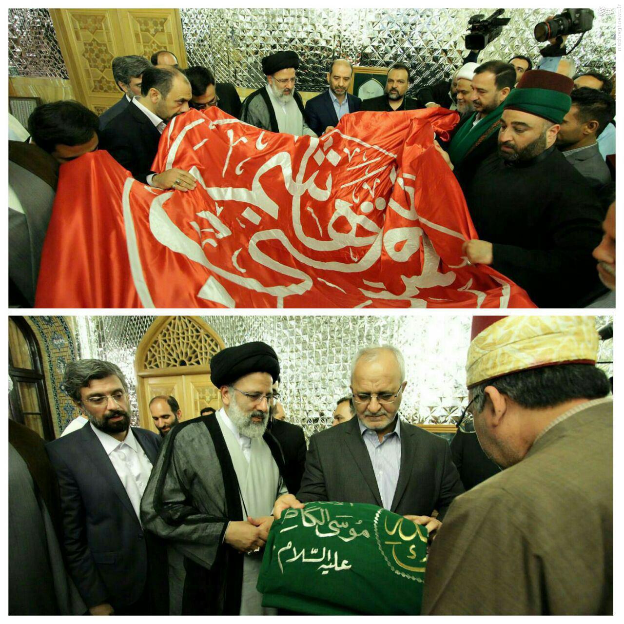 عکس/ اهداء پرچم حرم حضرت عباس(ع) به رئیسی