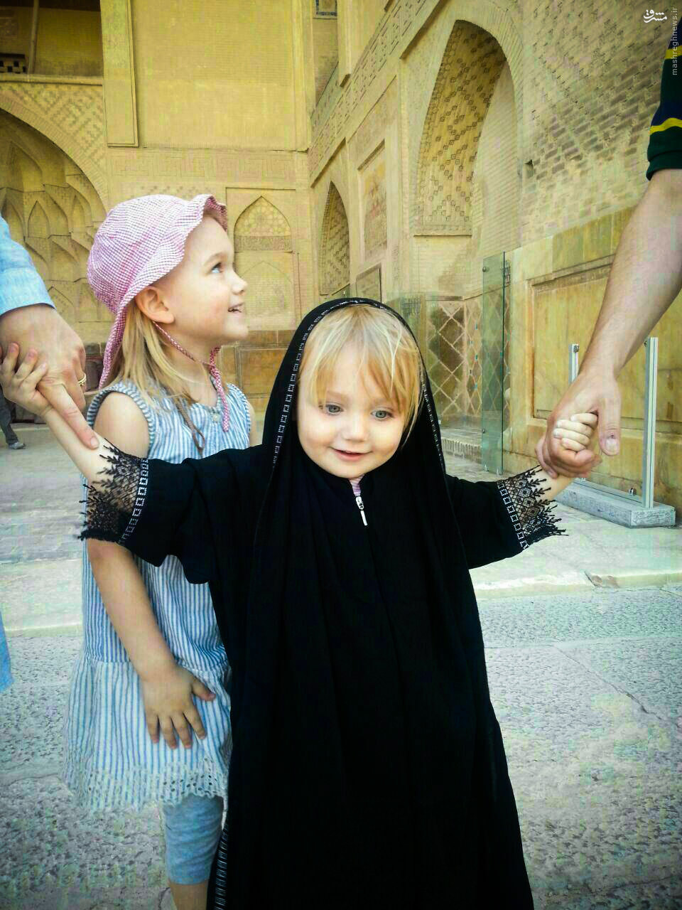 عکس/ حجاب دختر توریست فرانسوی در اصفهان