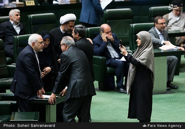 عکس/ عکاسی خانم نماینده از آقای ظریف