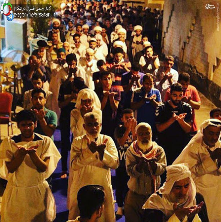 عکس/ نماز صبح مردم بحرین در کنار منزل شیخ عیسی